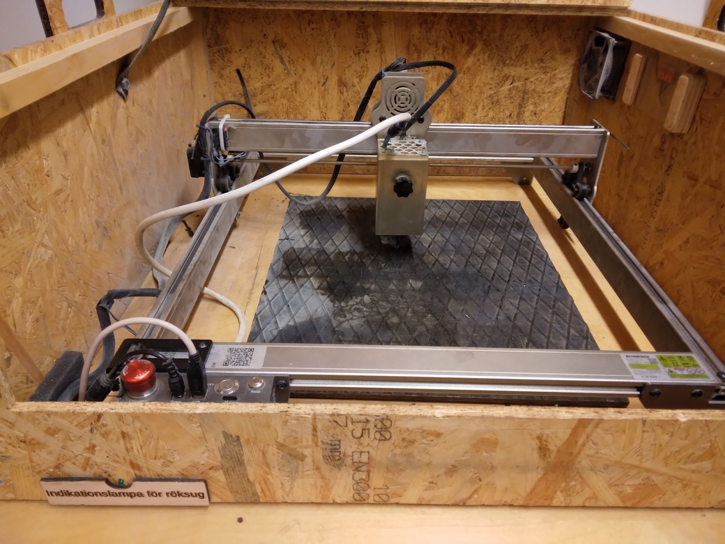 The opened laser cutter